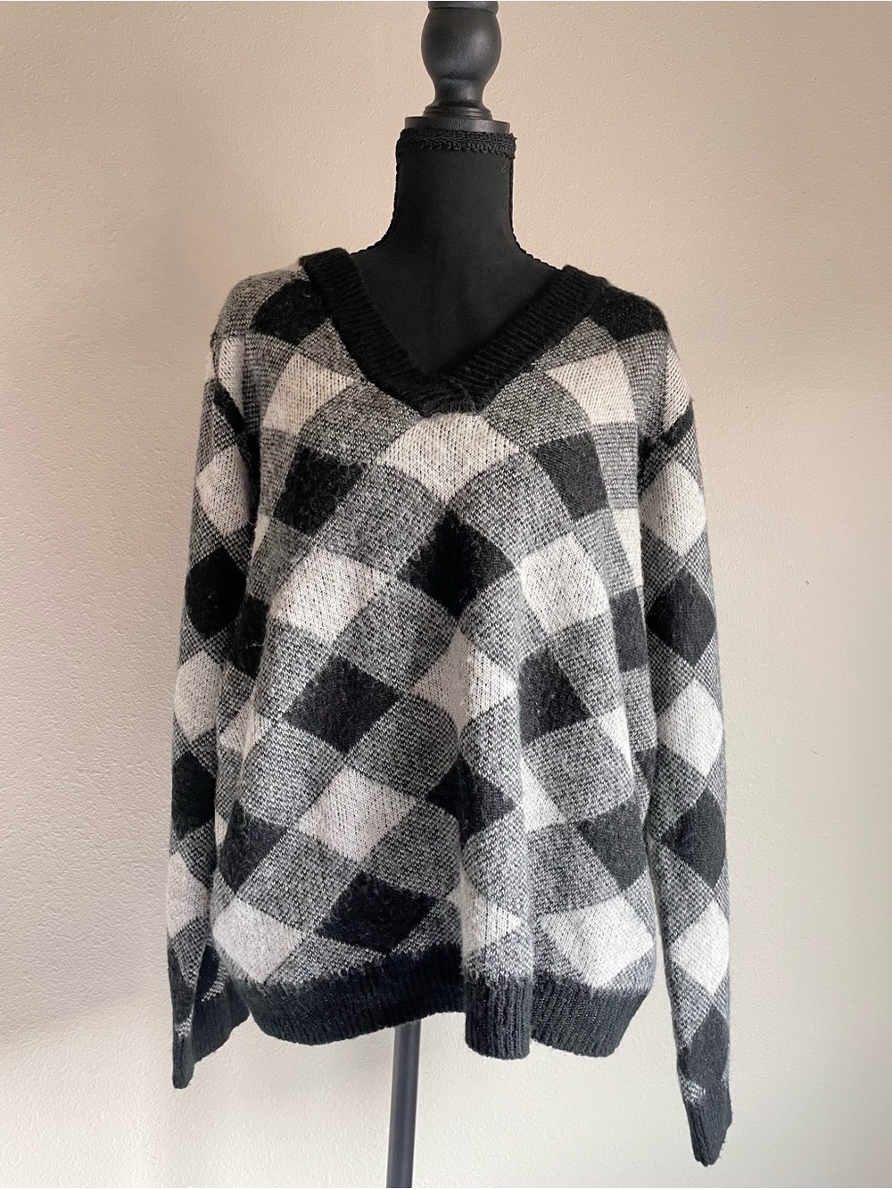 St. John's Bay 100% Acrylic Black & White Plaid Argyle V-Neck Pullover Sweater